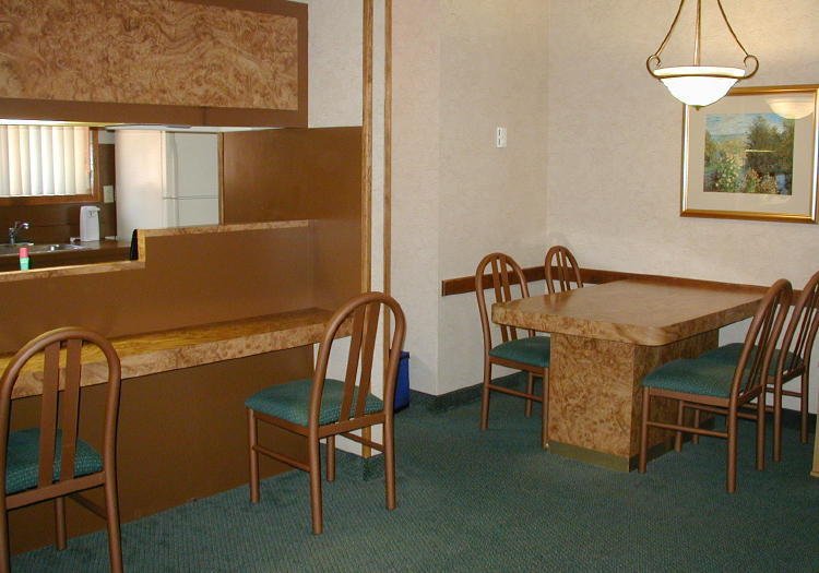 Split Rock Resort - Unit Dining Area