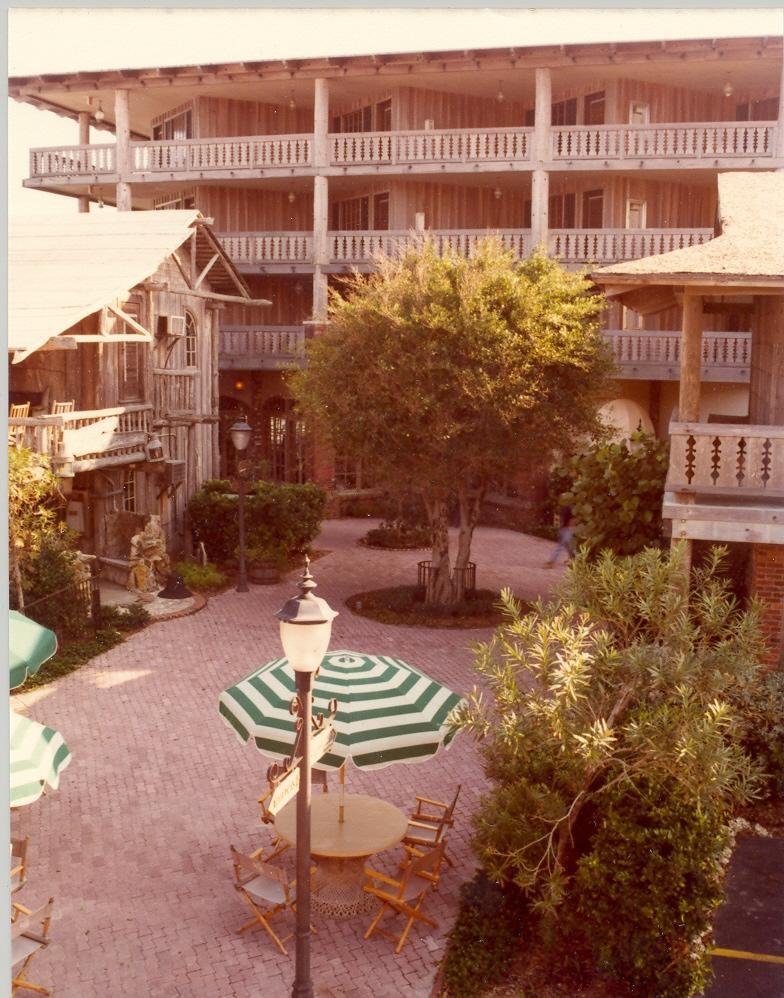 Driftwood Inn Resort - Courtyard